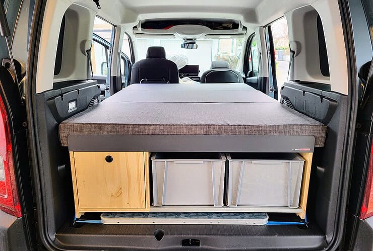 Aménagement de coffre de voiture pour le camping