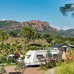 Camping-caristes qui reviennent à la caravane
