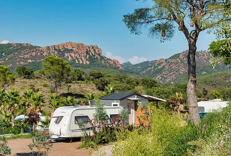 Camping-caristes qui reviennent à la caravane