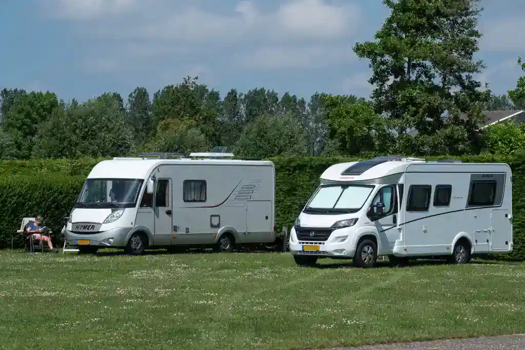 Camping-caristes qui reviennent à la caravane avis