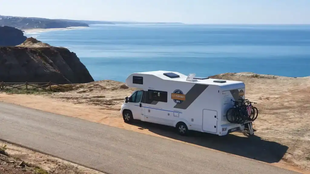 Camping-caristes qui reviennent à la caravane en voyage