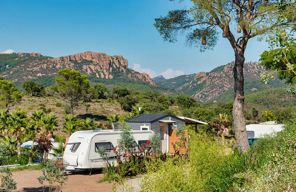Camping-caristes qui reviennent à la caravane