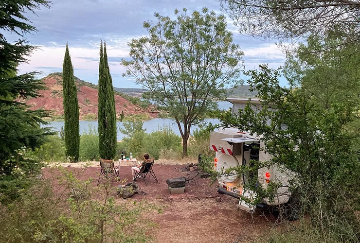 Camping sauvage au lac du Salagou