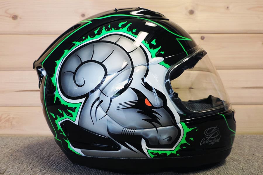 Peindre un casque moto avec une bombe de peinture