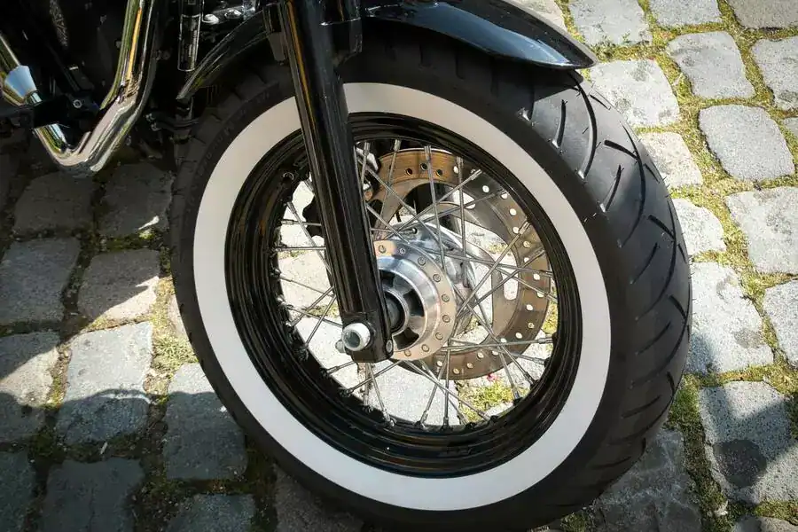 Bandes de peur sur une pneu de moto