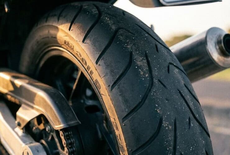 Bandes de peur sur une pneu de moto