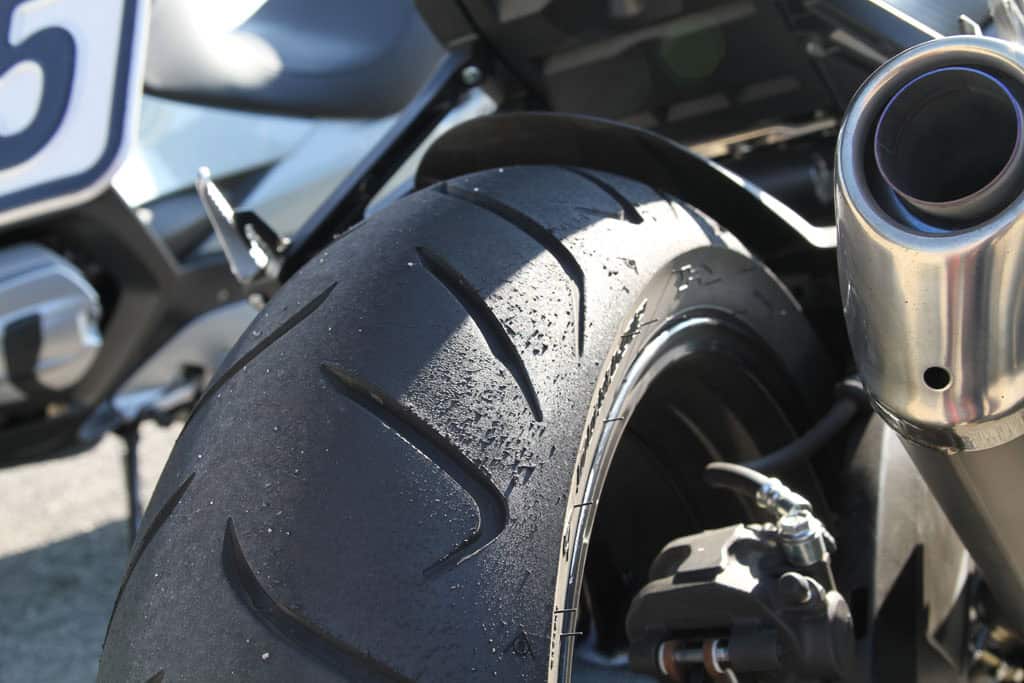 Bandes de peur sur une pneu de moto règles