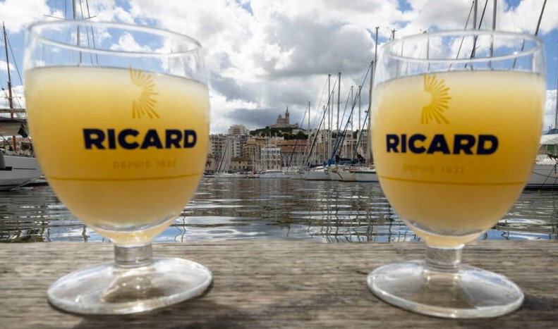 dose de ricard en bar