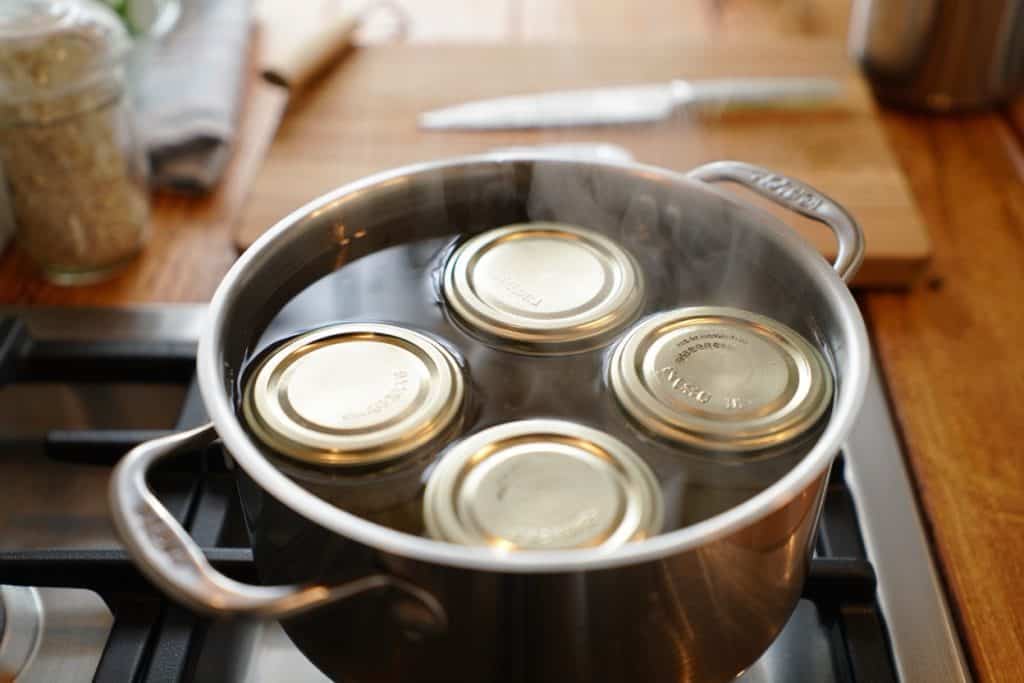 Stériliser la confiture : gestes simples, méthodes fiables et erreurs à éviter 2 stériliser de la compote dans des pots à confiture