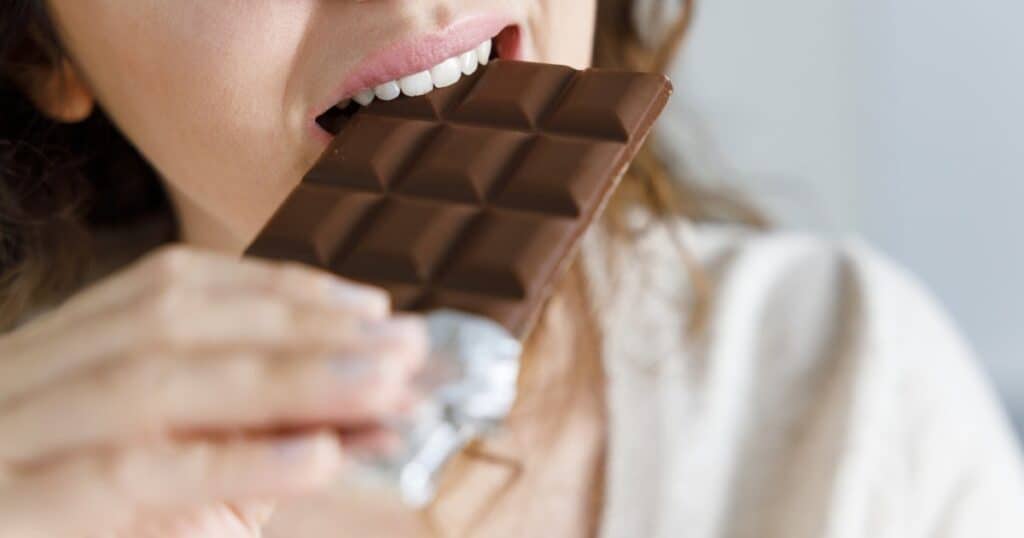 Dois-je arrêter de manger du chocolat noir à cause des métaux lourds