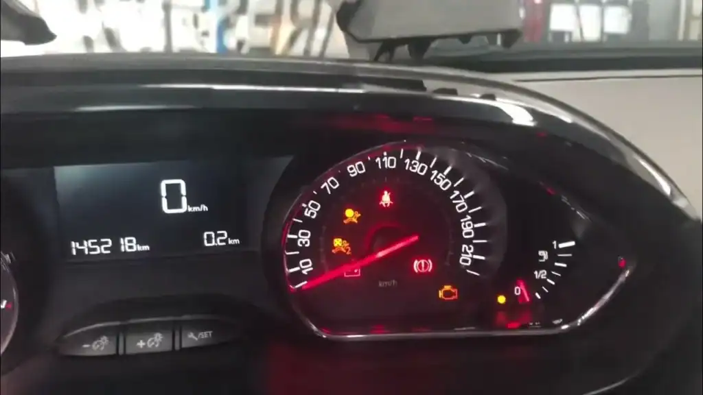 Voyant orange sur Peugeot 208 à essence avis