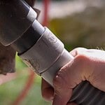 Montage d'une vanne de vidange eaux usées sur camping-car