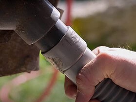 Montage d'une vanne de vidange eaux usées sur camping-car