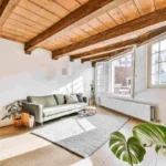 habiller un plafond entre les poutres