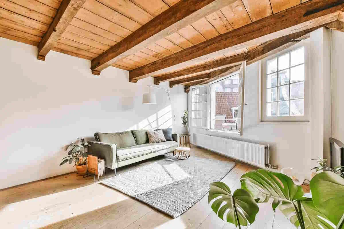 habiller un plafond entre les poutres