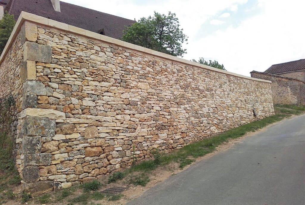 consolider un mur en pierres qui penche