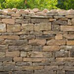 consolider un mur en pierres qui penche