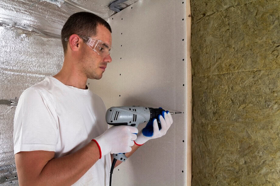 pose placo collé sur mur irrégulier