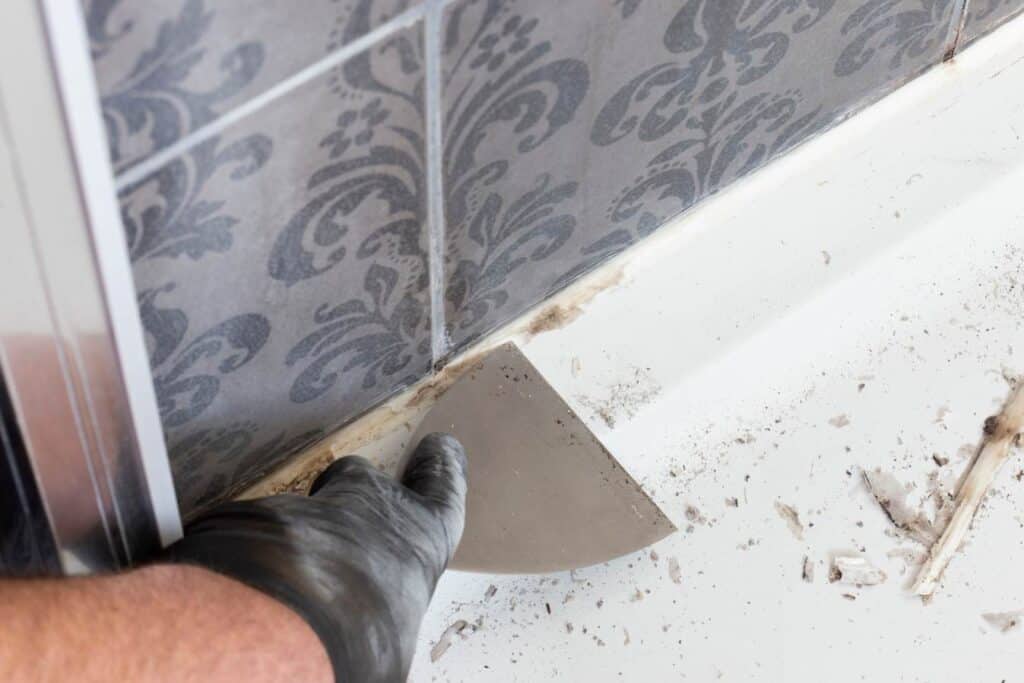 Comment gratter la colle dans les joints de carrelage