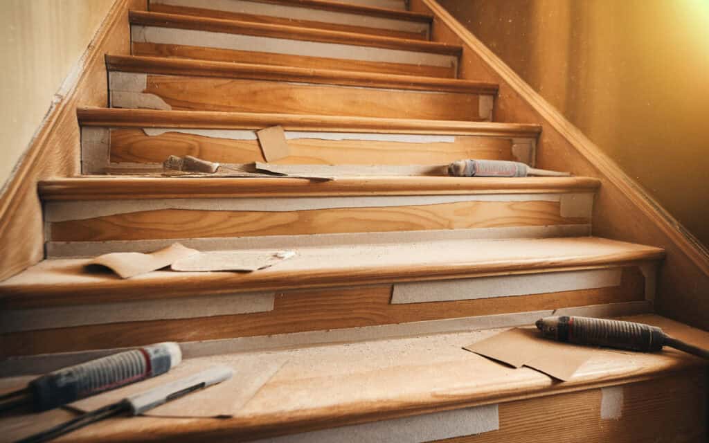 Comment isoler sous un escalier en bois ?