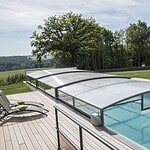 abri piscine ventée