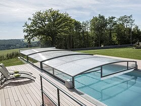 abri piscine ventée