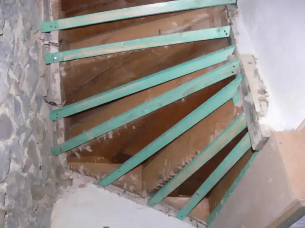 isoler sous un escalier en bois tournant