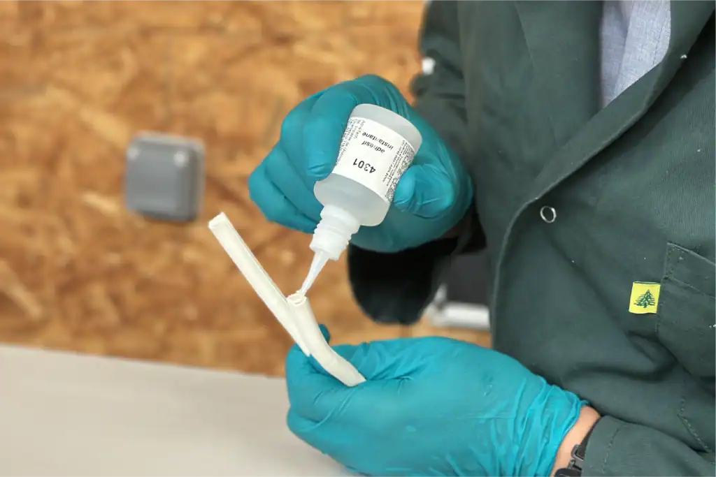 Coller du plastique sur du métal 1