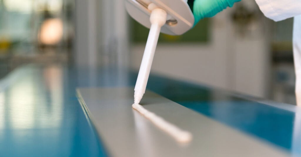 Coller du plastique sur du métal solidité