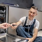 lave vaisselle se remplit d'eau à l'arret