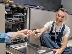 lave vaisselle se remplit d'eau à l'arret