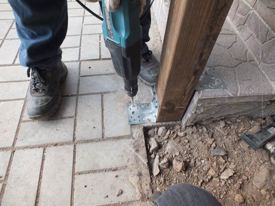 sceller poteau bois avec béton 1