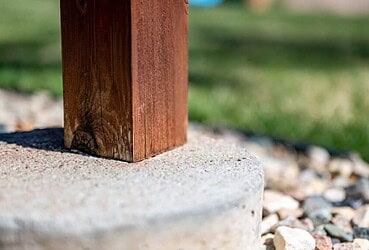 sceller poteau bois avec béton