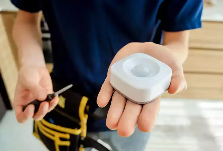 Branchement d'un détecteur de mouvement avec interrupteur