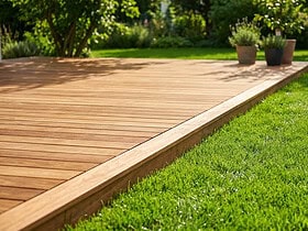 Faire une terrasse en bois sur pelouse
