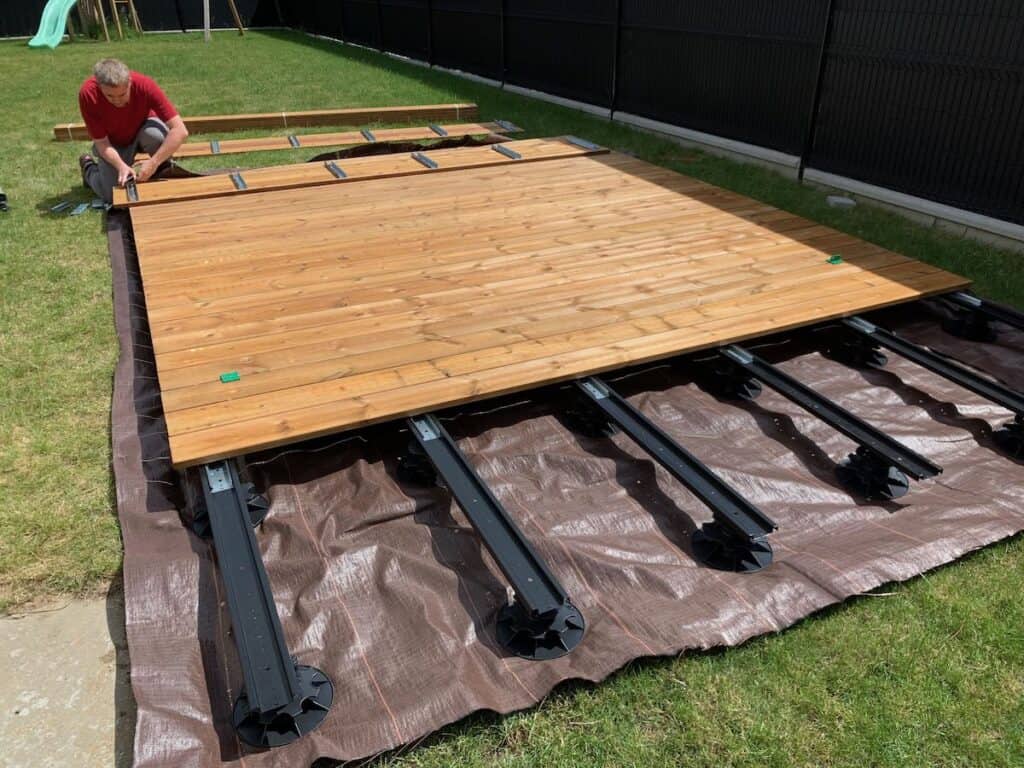 Faire une terrasse en bois sur pelouse lit