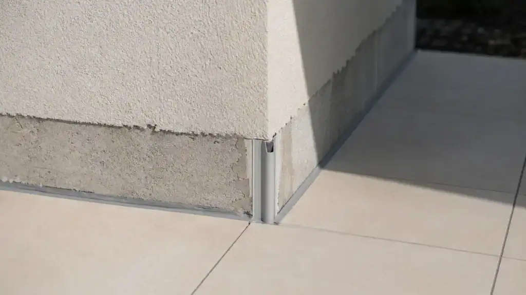 Joint de dilatation de terrasse contre maison 