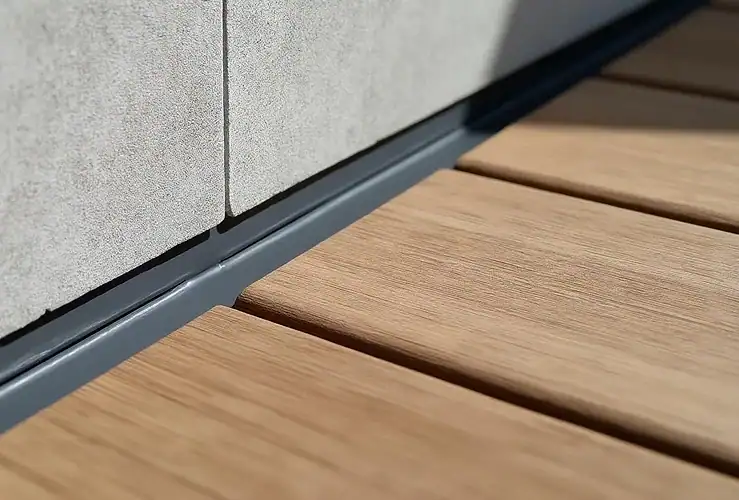 Joint de dilatation de terrasse contre maison