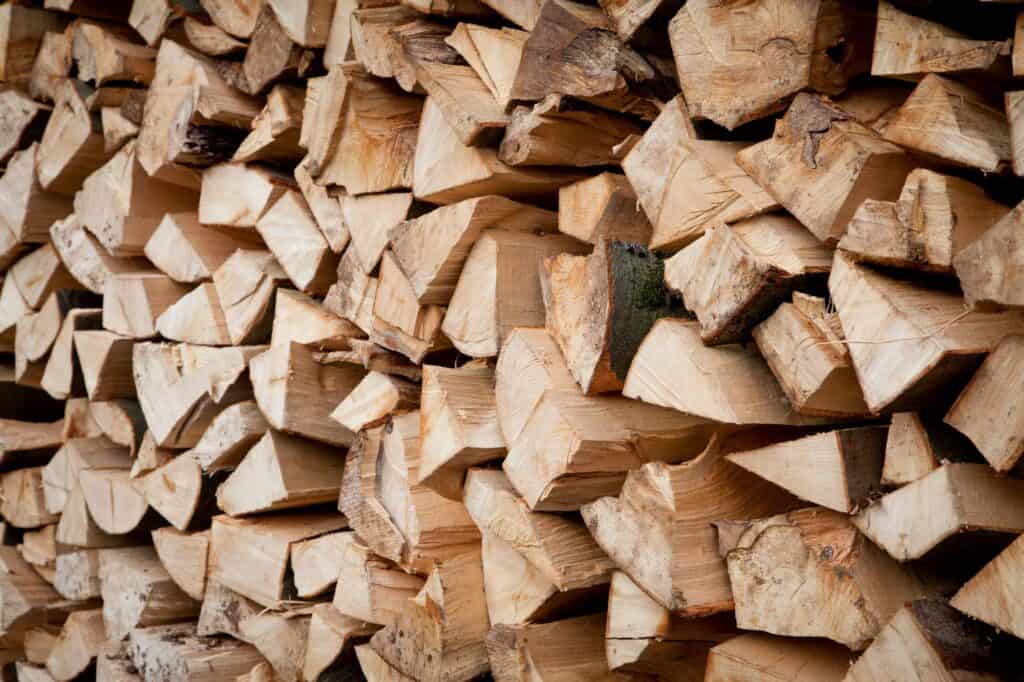 Stockage de l'acacia comme bois de chauffage