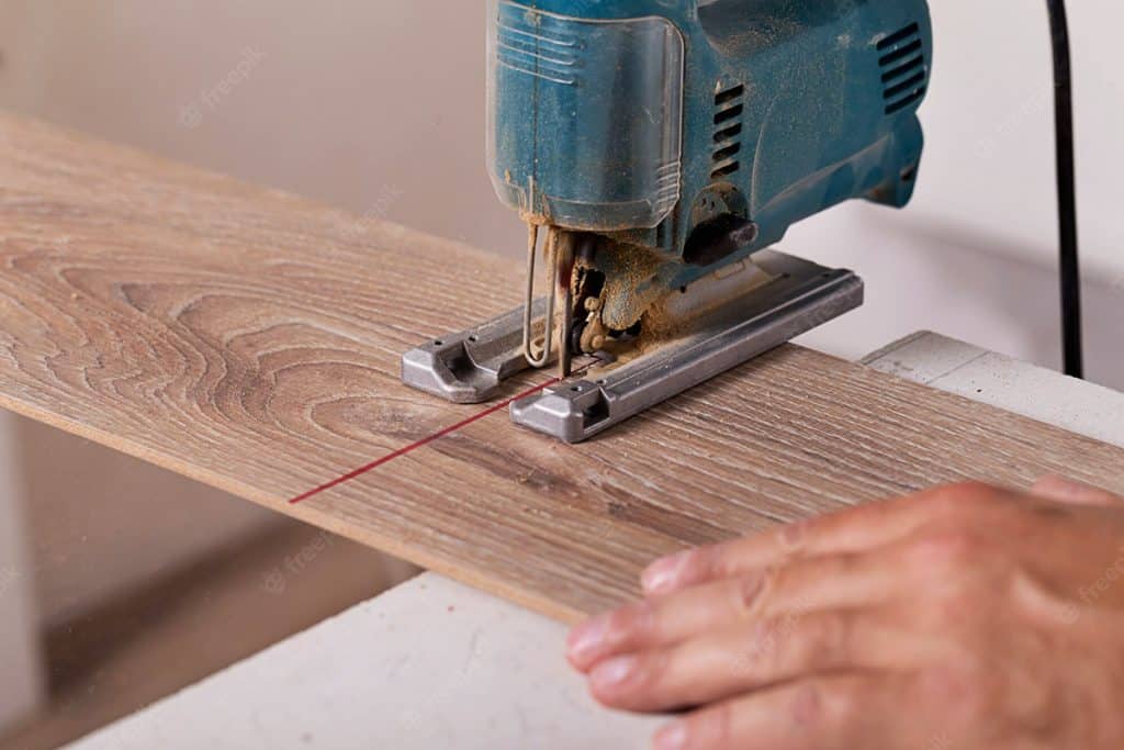 couper du parquet stratifié astuces