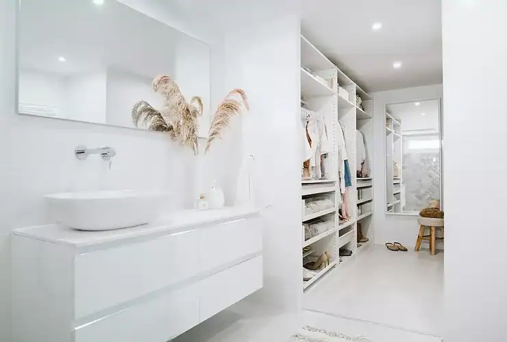 Aménager un dressing dans sa salle de bain