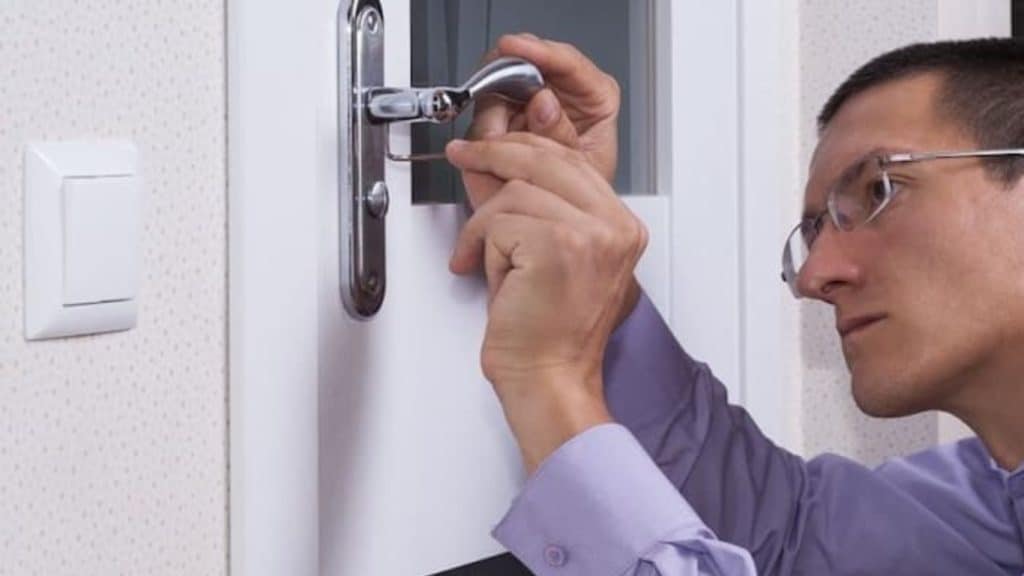 Poignée de porte impossible à enlever solution