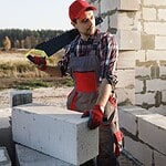 Poteau raidisseur pour mur en parpaing