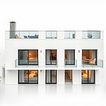 Maison moderne avec cuisine ouverte et espace extérieur