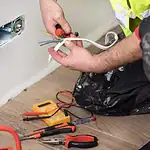 Câble électrique sans gaine dans un mur