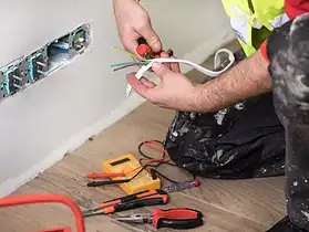 Câble électrique sans gaine dans un mur