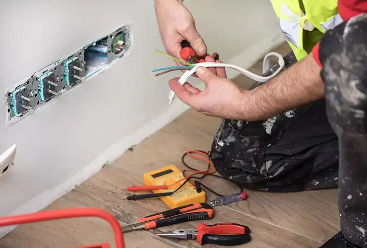 Câble électrique sans gaine dans un mur