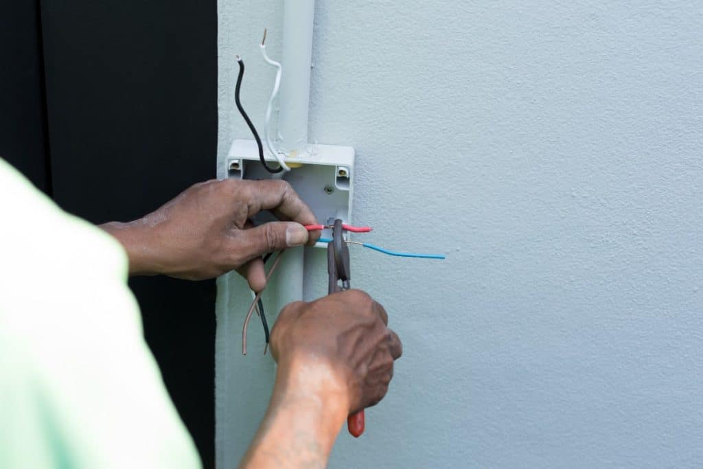 Câble électrique sans gaine dans un mur astuces