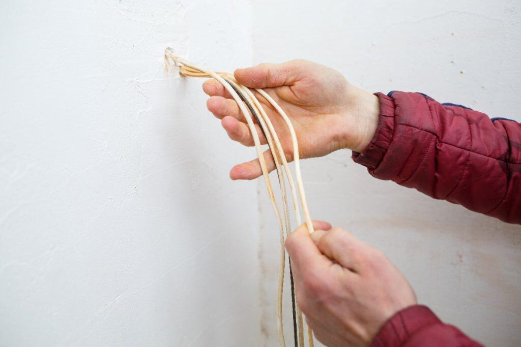 Câble électrique sans gaine dans un mur comment faire