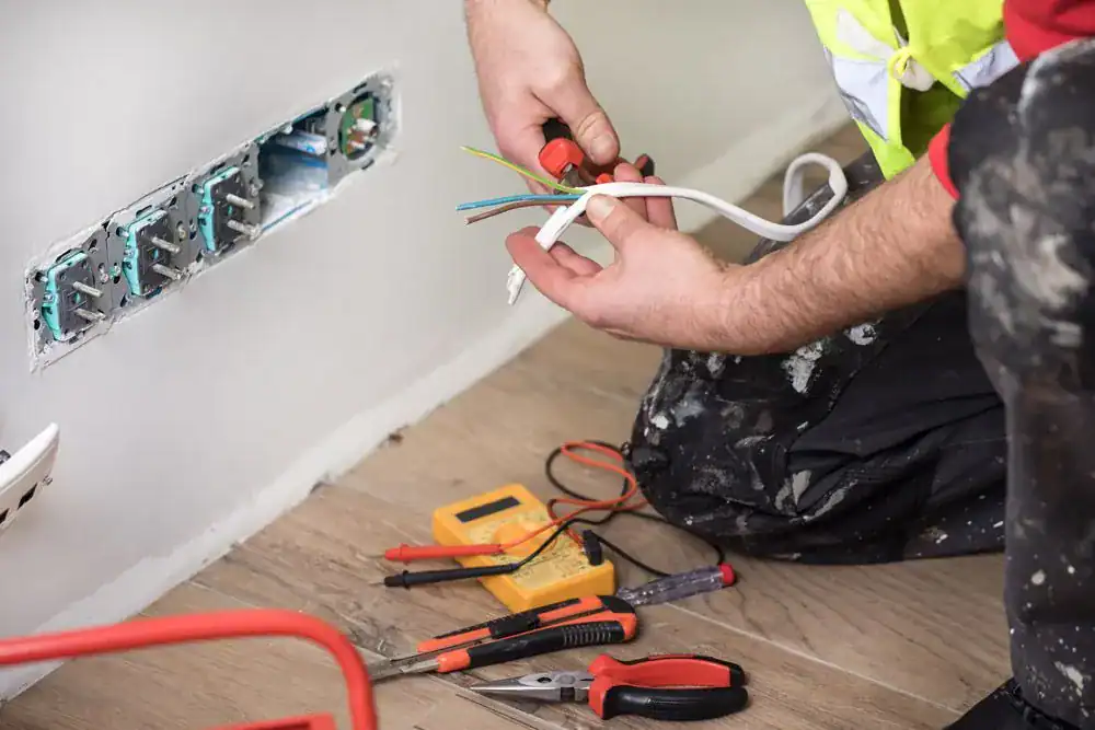 Câble électrique sans gaine dans un mur